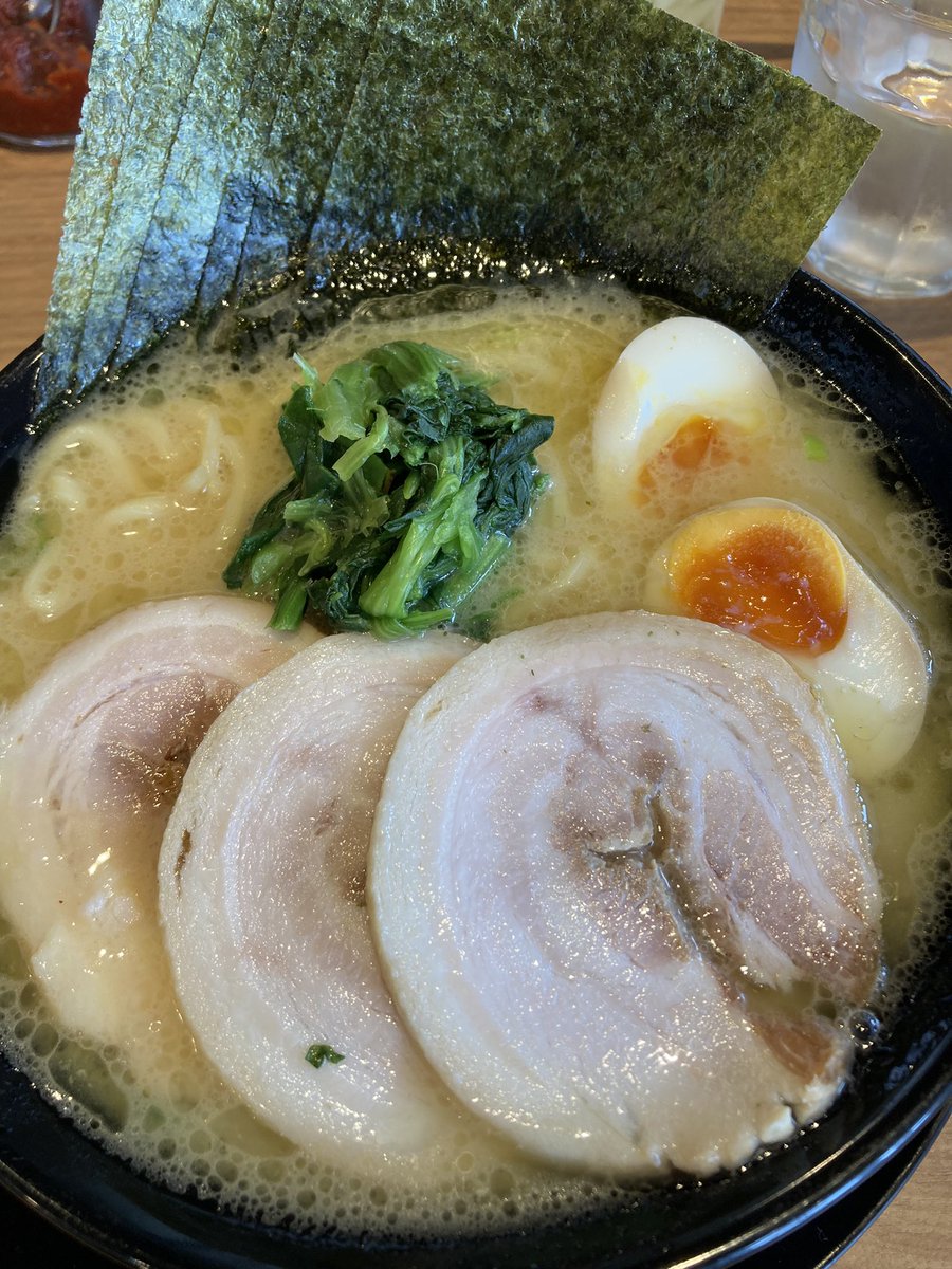 brandnewjuke's tweet photo. 麺普通、味普通、油多めが自分にとっては最高の組み合わせ。
#家系
#熊本 https://t.co/2bi8dxLcqE