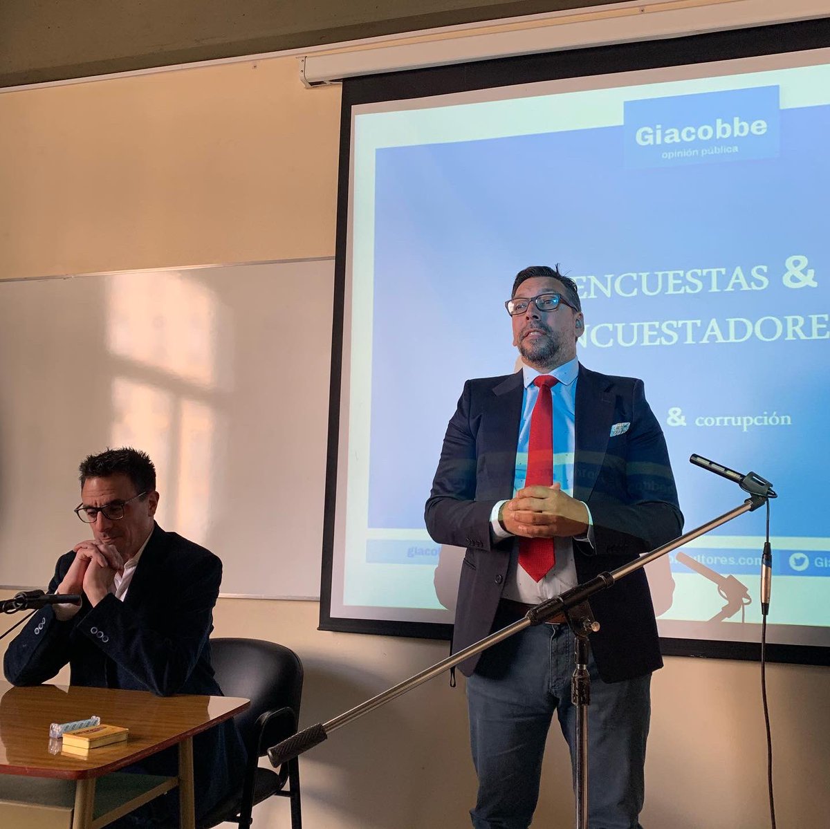 FundNinawaDaher's tweet photo. Gracias @JorgeGiacobbe Un auditorio a pleno que se fue lleno de #inspiración en la #esperanza de que si queremos todo se puede hacer bien #comunicarconvalor En @Usal_FCECS junto al decano @maxipaz sentimos que cumplimos con la formación de futuros profesionales de #comunicación https://t.co/DqlMu0cgBe