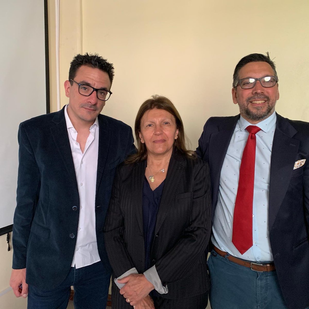 FundNinawaDaher's tweet photo. Gracias @JorgeGiacobbe Un auditorio a pleno que se fue lleno de #inspiración en la #esperanza de que si queremos todo se puede hacer bien #comunicarconvalor En @Usal_FCECS junto al decano @maxipaz sentimos que cumplimos con la formación de futuros profesionales de #comunicación https://t.co/DqlMu0cgBe