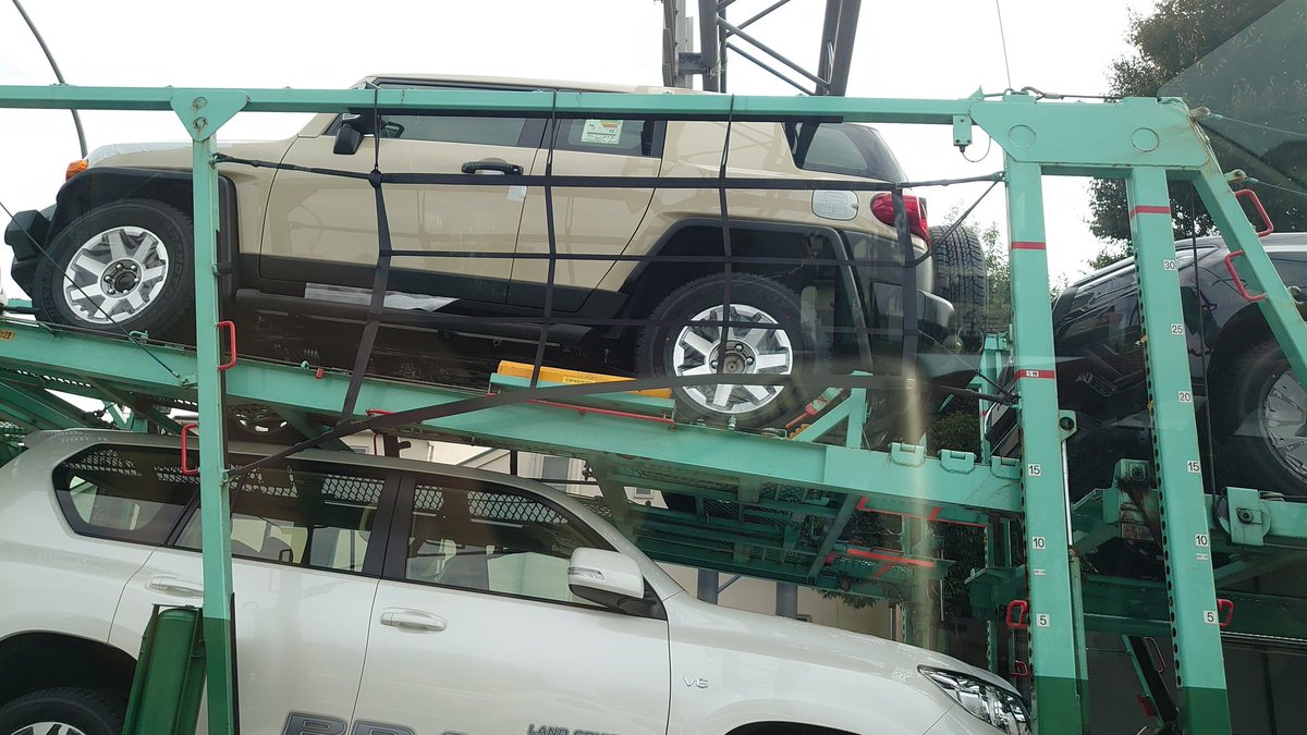 TOM57745306's tweet photo. 中東仕様のプラドに混じってFJクルーザーが1台 しかも新車っぽい…🤔
あとで知ったけどサウジ方面で年内まで販売される限定車のファイナルエディションらしいです いいな～😙😙😙

#トヨタ
#FJクルーザー
#finaledition
#FJ
#toyota https://t.co/ecIJBLYBrH