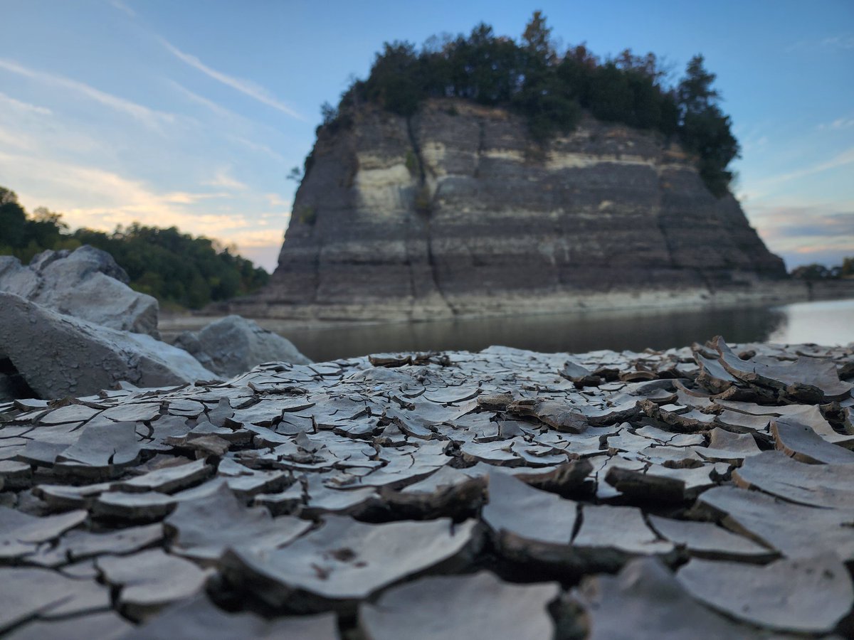 raistlinorr's tweet photo. Tower Rock #MudCracks https://t.co/eGpvN4LOeO