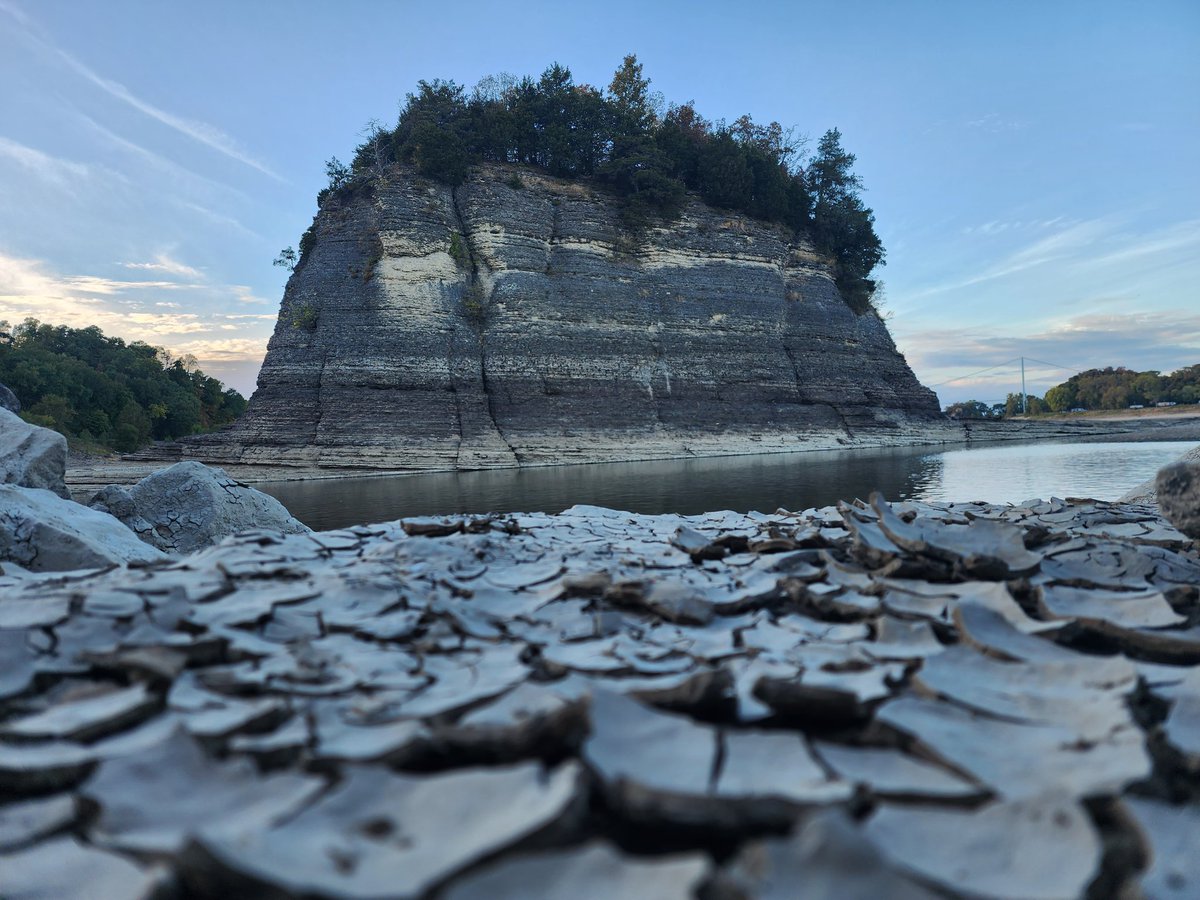 raistlinorr's tweet photo. Tower Rock #MudCracks https://t.co/eGpvN4LOeO