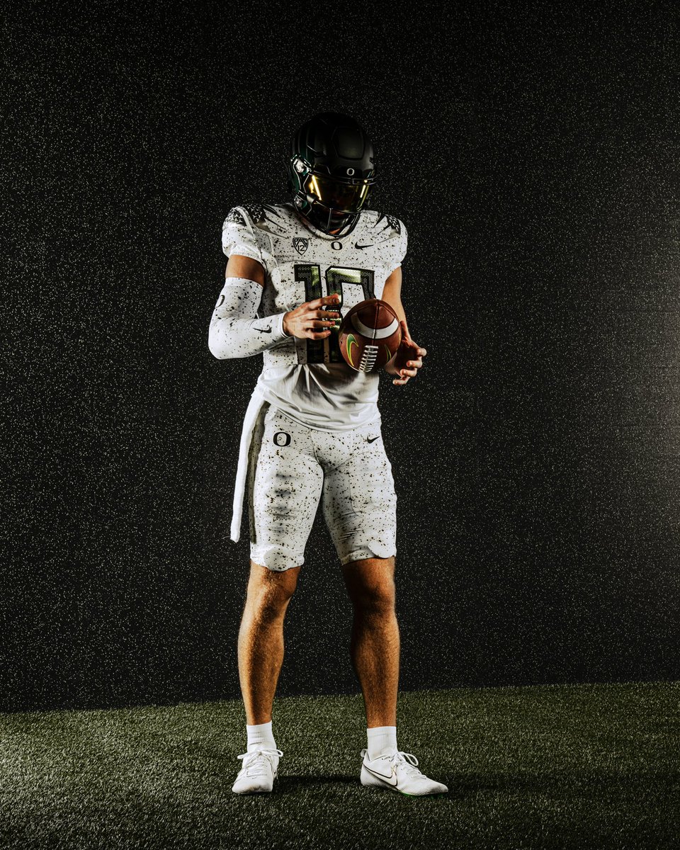 oregonfootball's tweet photo. 𝐎𝐫𝐞𝐠𝐨𝐧 𝐅𝐨𝐨𝐭𝐛𝐚𝐥𝐥: 𝐆𝐚𝐦𝐞 𝟎𝟔 𝐎𝐟𝐟𝐢𝐜𝐢𝐚𝐥 𝐔𝐧𝐢𝐟𝐨𝐫𝐦 🦆

#GoDucks x #JustDoIt https://t.co/6XyYsJARxs