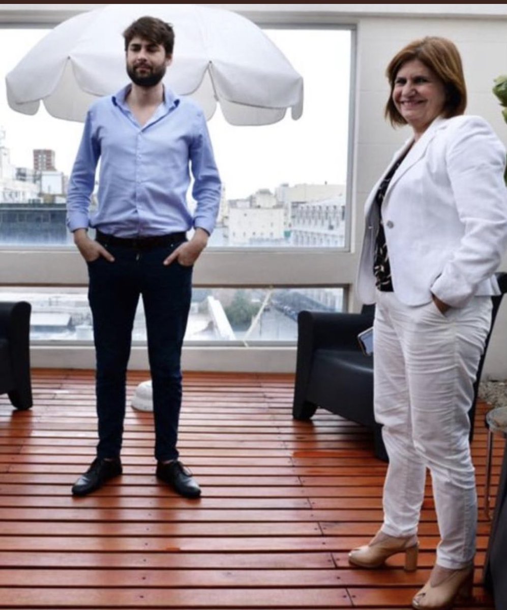 GarbarzAriel's tweet photo. URGENTE: La amenaza de muerte a CFK del Presto y su foto con la presidenta del PRO obligan a jueza y fiscal a investigar sus llamadas, pero no con el show del secuestro de sus móviles ya borrados, sino ordenando a las Telcos los cruces de metadatos COINCIDENTES CON LOS COPITOS. https://t.co/30qFFoKz9S