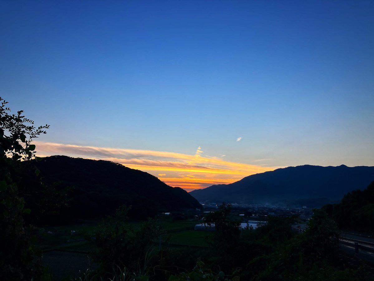 b_tonari's tweet photo. 日が暮れるのが早くなり
息子のお迎えの時は
夕暮れが綺麗な時間帯に
ウチは東海岸で
夕方は日が沈むのが早く
夕焼けは見えないけど
お迎えの道中に
���しの風景が
島には沢山の自然の魅力があり
日頃の疲れを癒してくれる
ありがとう、島の自然
#cameranikon 
#マジックアワーの空 
#息子のお迎え https://t.co/GPqw61nygm