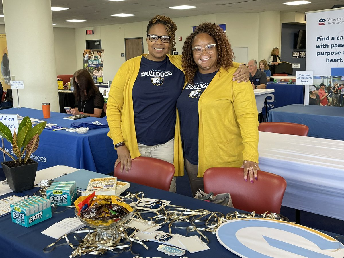 stephanieamaya3's tweet image. These two dressed exactly the same today without any communication. They are wonderful ambassadors for new teacher recruitment! Thank you @Bwillteach and @DacusQuinci for your @GrandviewCSD4 leadership today.  #EmpowerPassion #FutureStrong