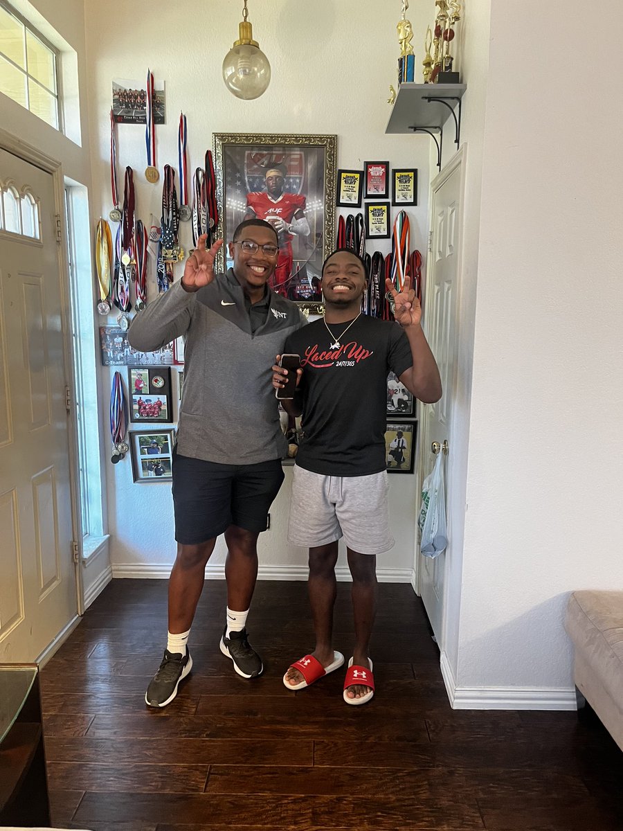 thereal_KING_'s tweet photo. Thank you @coachamoshurdle For coming out and meeting me and my family We had a great time talking to you💚🤍🦅 @RecruitTheHill1 @MeanGreenTFXC @LonghornSpeed #blessed https://t.co/fu5txtxH1K