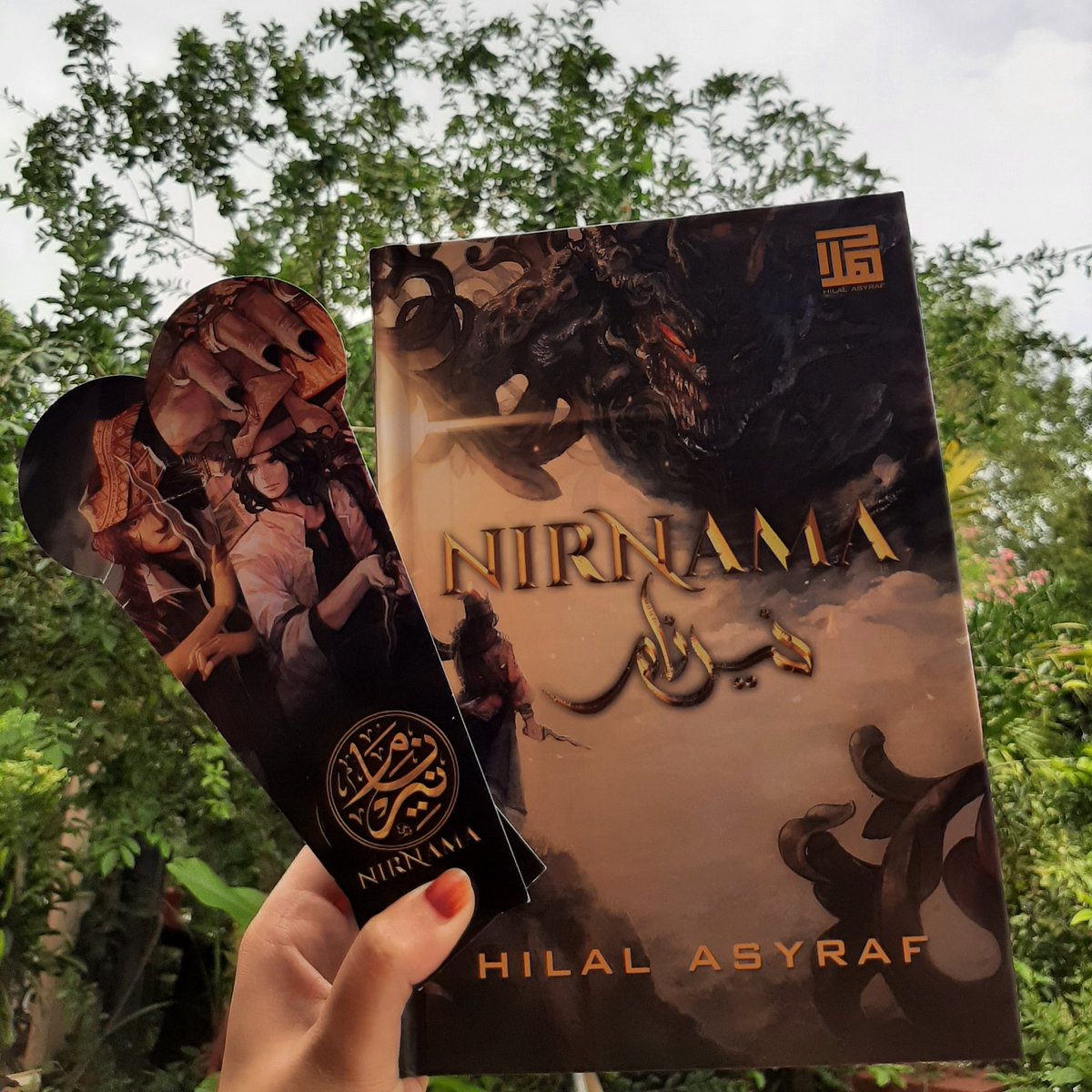 aliasofiyaaaaa's tweet photo. Alhamdulillah habis juga baca Nirnama. Lambat mulakan bacaan kerana buku ada di wilayah Sekebun Serendah walhal saya pelajar di wilayah Gangga Negara🤭 Apa maksud Nirnama ni?

Nirnama- Tanpa Nama. Watak utama d kisah ini.

Sedikit ulasan buku Nirnama 👇🏻 @HilalAsyraf https://t.co/L8PSMVWac8