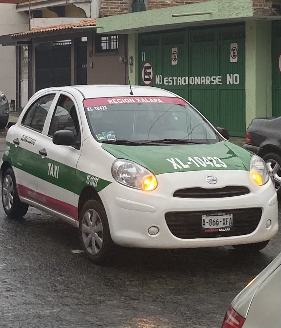 haniayza's tweet photo. Tengan cuidado y no aborden el taxi XL-10423⚠️‼️
Hoy fui victima de un conductor, al retenerme contra mi voluntad por unos instantes poniendo el seguro del vehículo y después de ello fotografiarme, en donde por fortuna pude quitar el seguro manual y un tercero que estaba..+ https://t.co/khJf3ed0OD