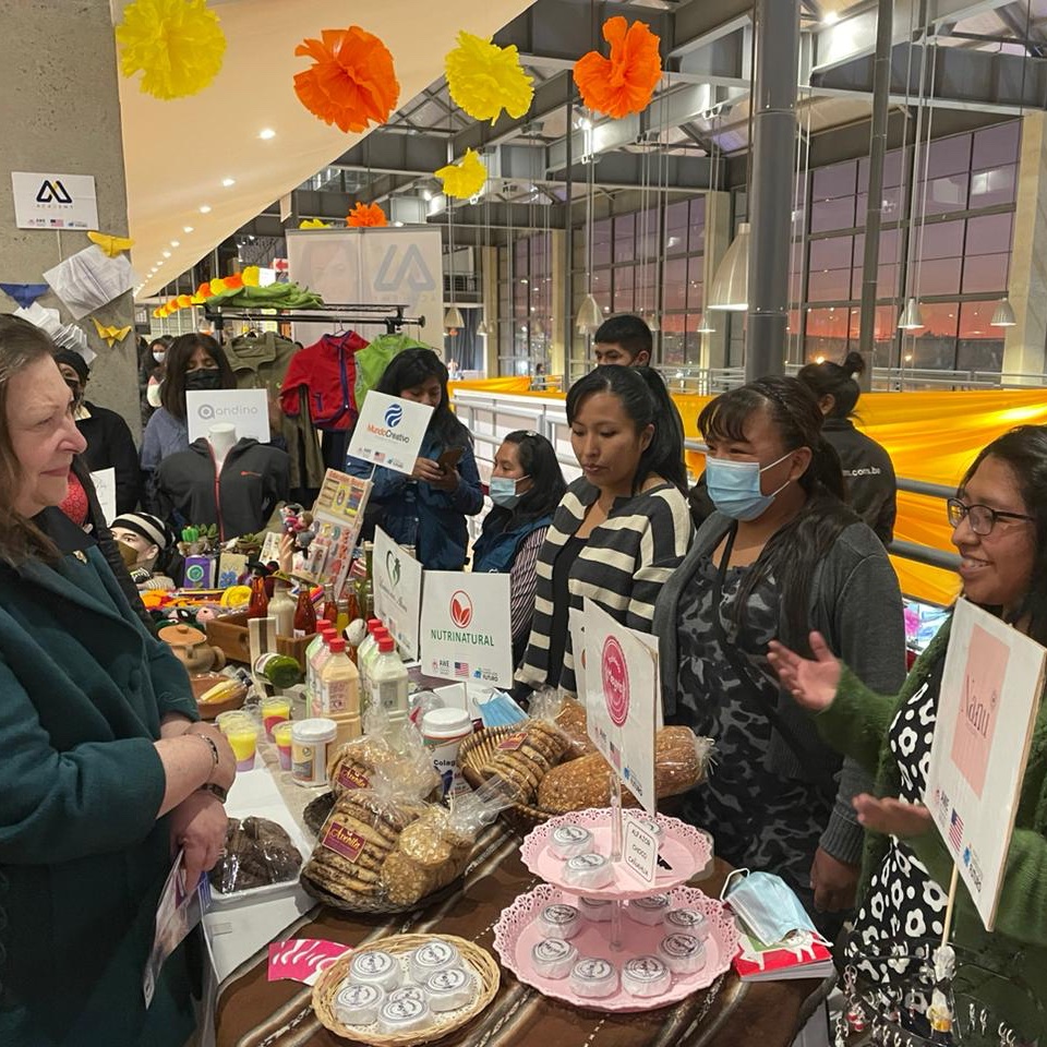 Un placer participar en HuaynaFex con emprendedores, empresarios, y líderes de comunidad en El Alto. ¡La Embajada está comprometida en colaborar con el pueblo alteño en comercio, educación, y cultura! #USABolivia❤️