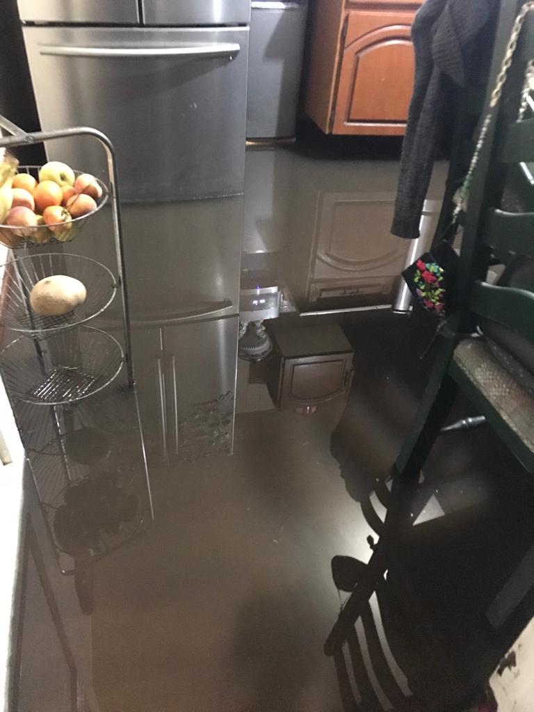 maxi_pelaezp's tweet photo. Otra veeezzz..Inundación de aguas negras Y nadie ayuda. Hay un cárcamo y no lo operan. @SacmexCDMX Urge ayuda en periférico oriente, col. Rinconada Coapa 1a sección, @AlcaldiaTlalpan, entre calle Cañaverales y Hacienda de Cristo.Será q @GobCDMX y @Claudiashein ayuden a vecinos https://t.co/6X15kiXIeq
