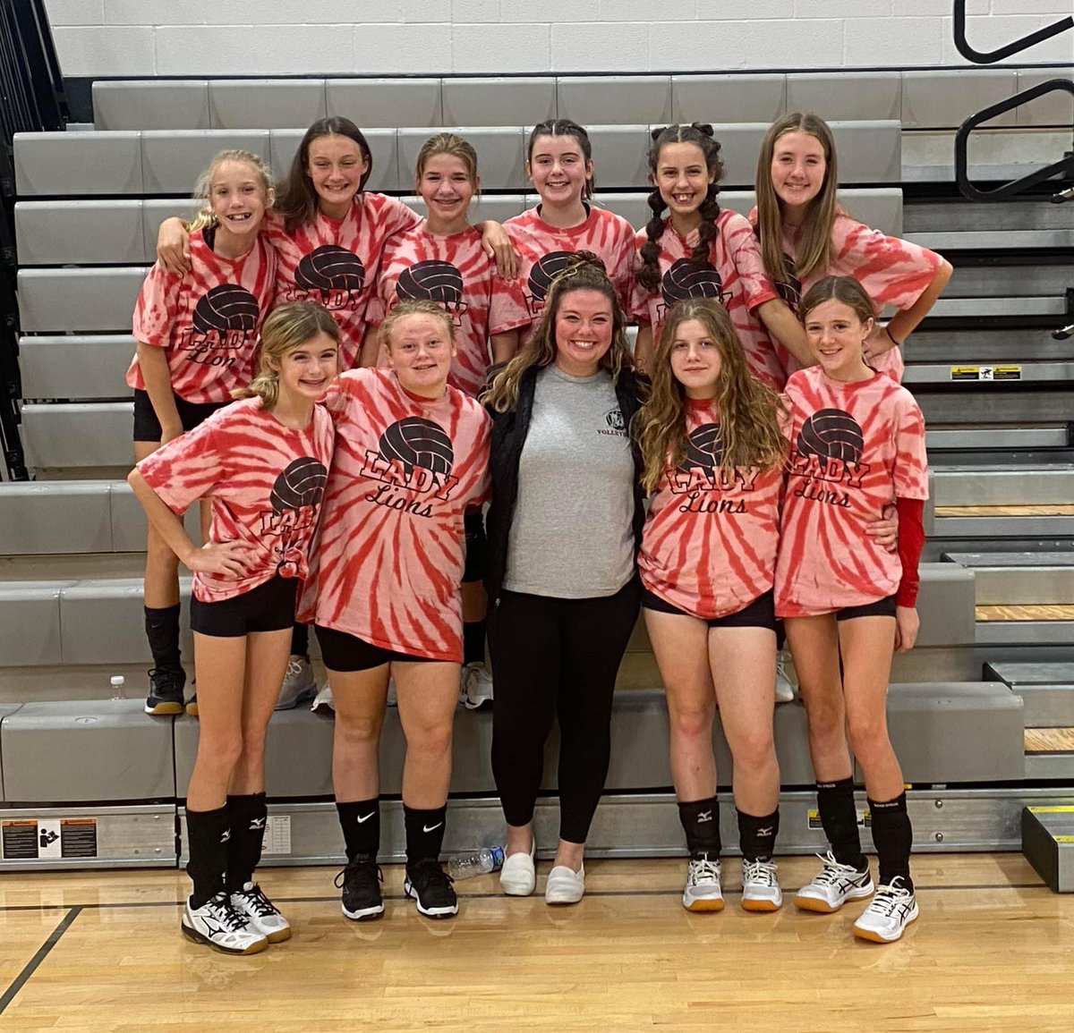MinervaMMS's tweet photo. 7th Grade Volleyball EBC CHAMPS!!!! They took Carrollton to three sets and came out on top! Congratulations girls!! ❤️🦁🏐 https://t.co/sDnZooqqlX