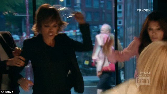 moonlightmis's tweet photo. “I’ve never seen a human being act like that in my life” 🙃 #RHOBH https://t.co/CEwaQ0zzZN