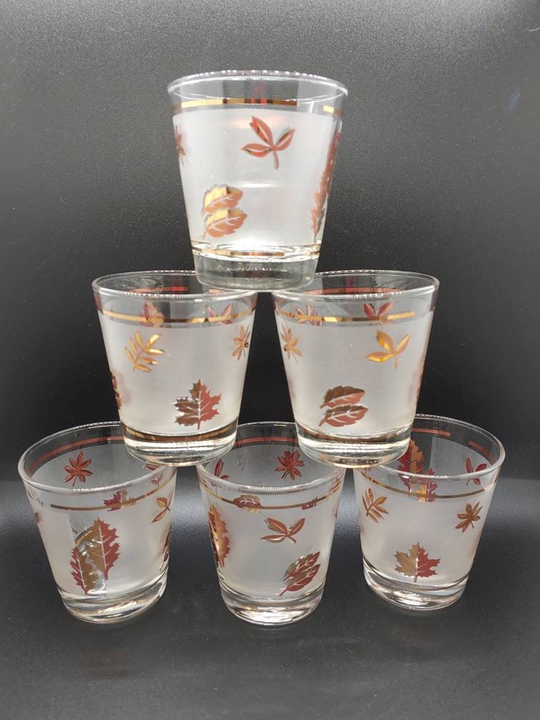 6 MCM Dominion Low Whiskey Glasses with Gold Leaf Pattern / Retro Barware etsy.me/3CAJdwT #midcenturyglasses #mcm #dominionglassware #vintageglassware #bettysattictreasures