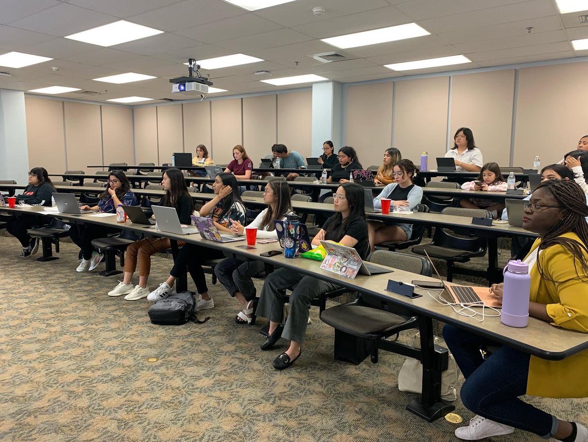 uta_wib's tweet photo. Thank you Rashad Newsom for hosting a resume workshop for us! https://t.co/VbvJhmduPd