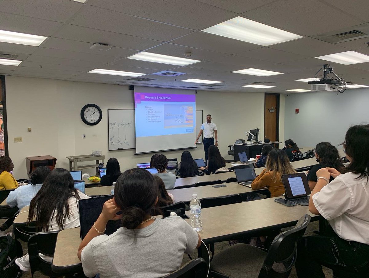 uta_wib's tweet photo. Thank you Rashad Newsom for hosting a resume workshop for us! https://t.co/VbvJhmduPd