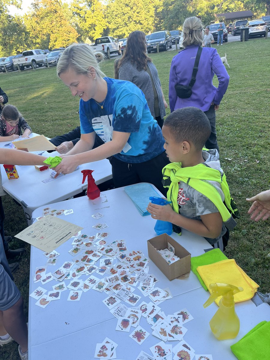 Highland Booktoberfest is such a fun event with our PRiDE!  Love seeing so many families out to support our students, and so many staff coming to help! #PBIS <a href="/Hamilton_HLE/">Highland Elementary</a> <a href="/RyanBrittonEdu/">Ryan Britton</a> @HLAsstPHCSD @ElleLWithers <a href="/rapieraf/">Allison Owens</a>