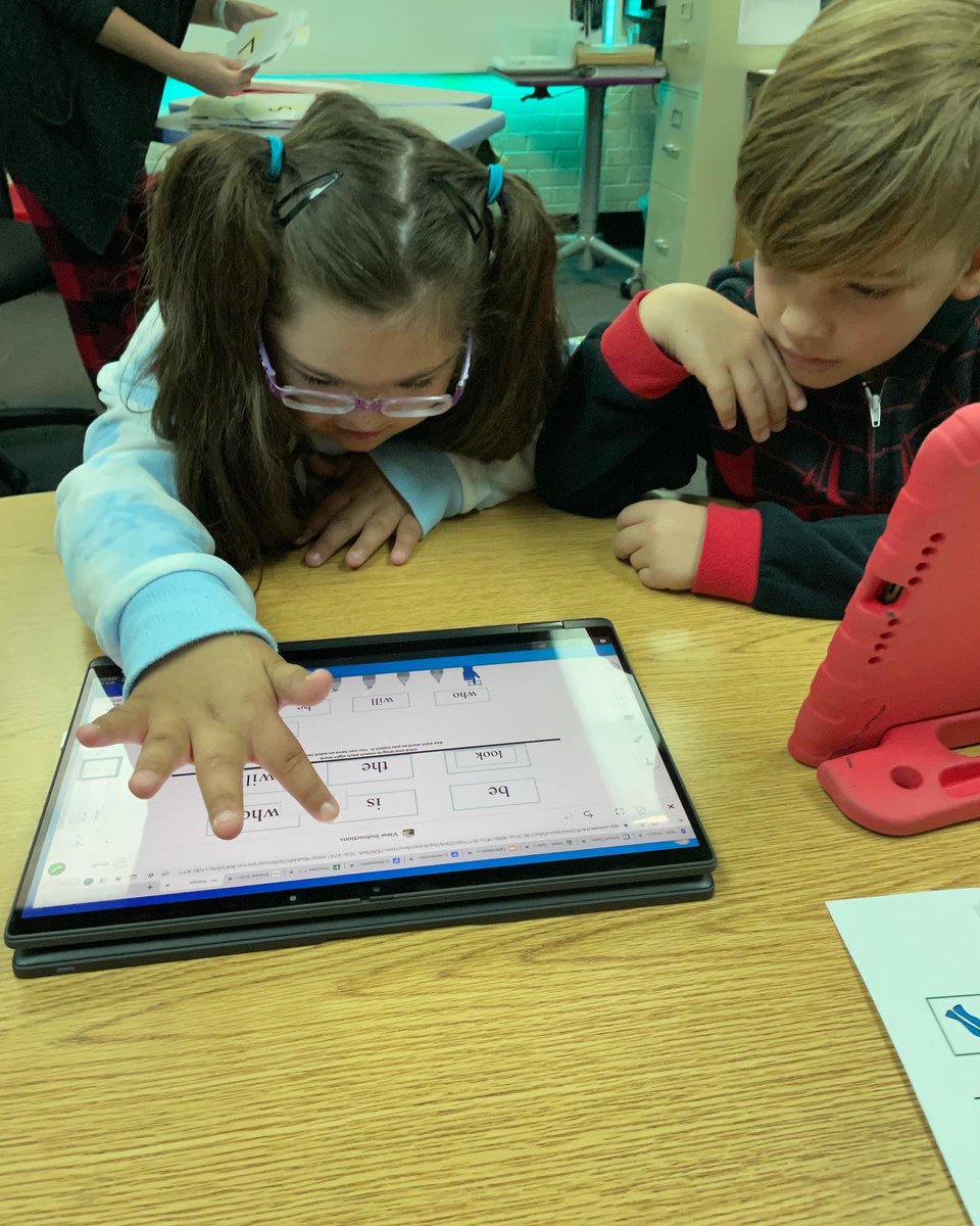 MrsHoyerD54's tweet photo. Sight word work + technology + motivating each other = a successful day! #teamcampi #weare54 #eveninpjs #campanellielementaryschool https://t.co/u80srVgq0w