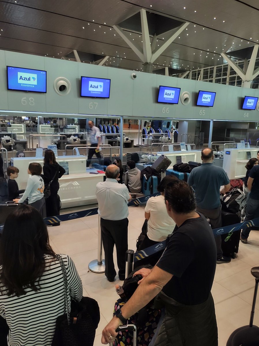 Ewresende's tweet photo. @azulinhasaereas mandando muito mal aqui no Check-in em Viracopos. caos total. 😡 https://t.co/3R5X7pmz42