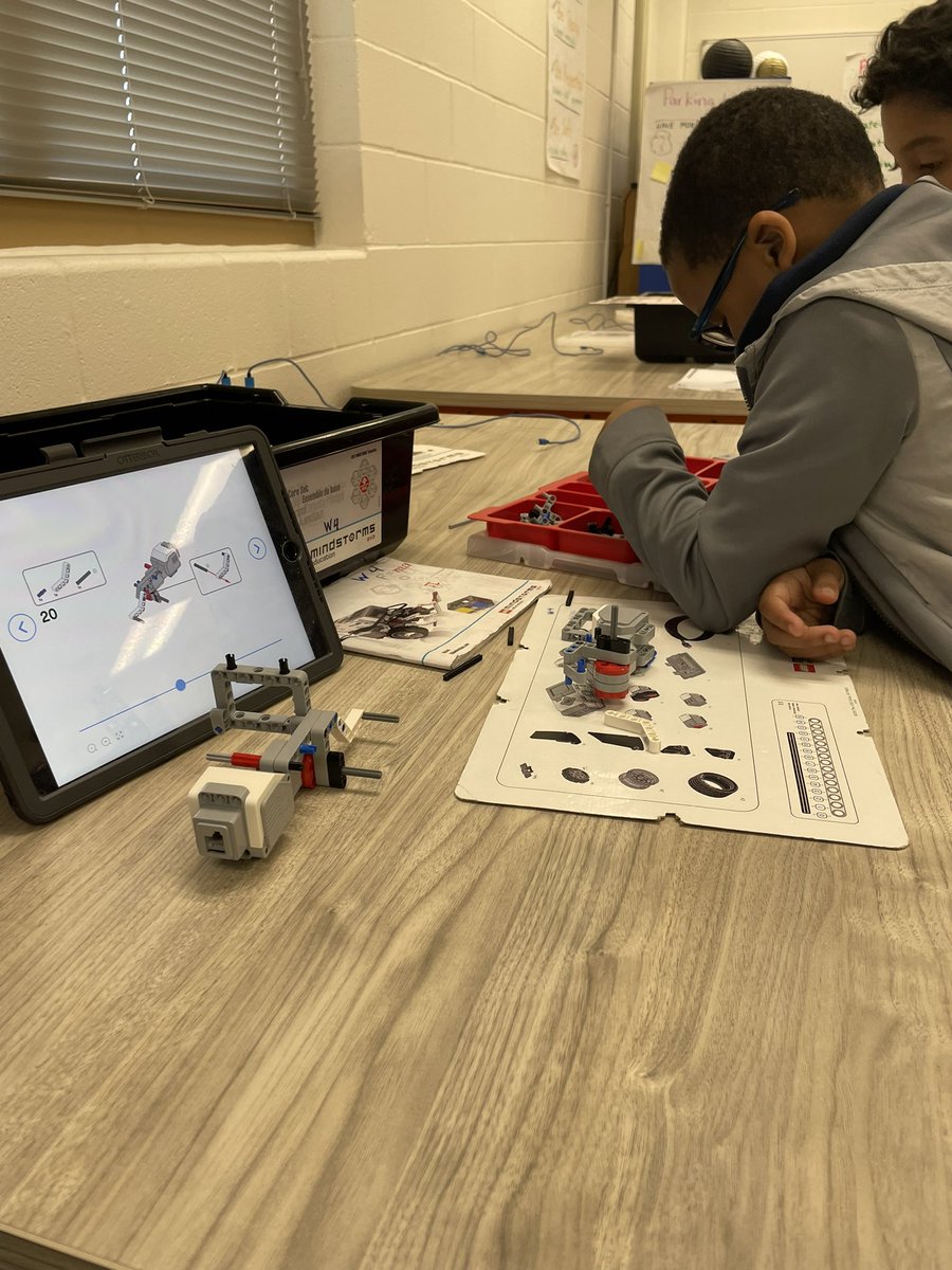 liznadita's tweet photo. Robotics students and coaches building their robots ⚙️@Winston_ISE @msalcala96 https://t.co/ZZvSdNG79t