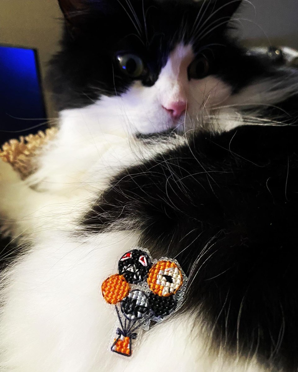 RoguexStitches's tweet photo. Day 3 of the #StolenHolidaySAL by @craftigurumi 
I need Halloween balloons in my life like right now.
#crossstitch #nightmarebeforechristmas https://t.co/PpCh2JQjsc
