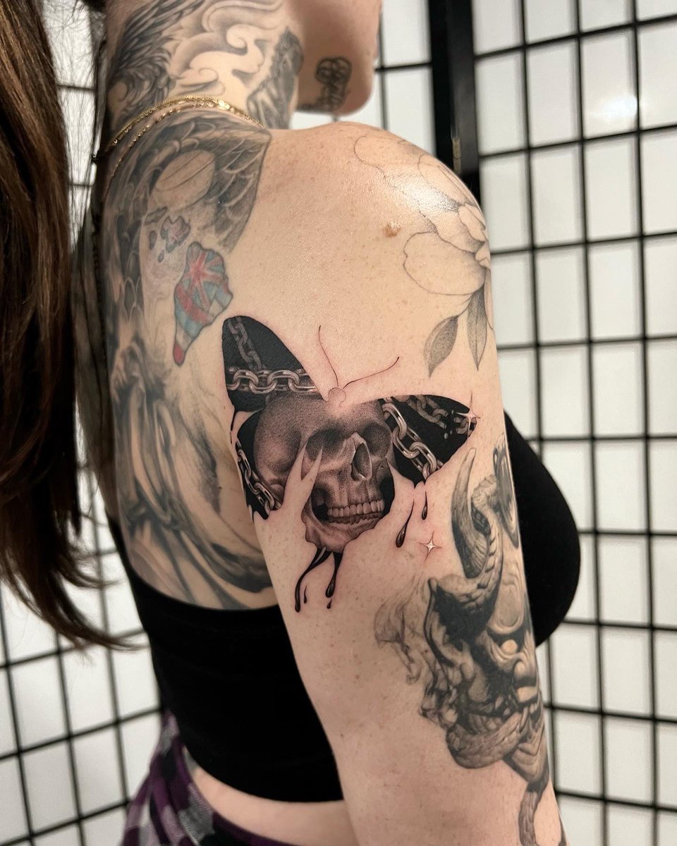 saritaapplebum's tweet photo. my favorite kind of butterfly ⛓ https://t.co/x8Mtf01Jig