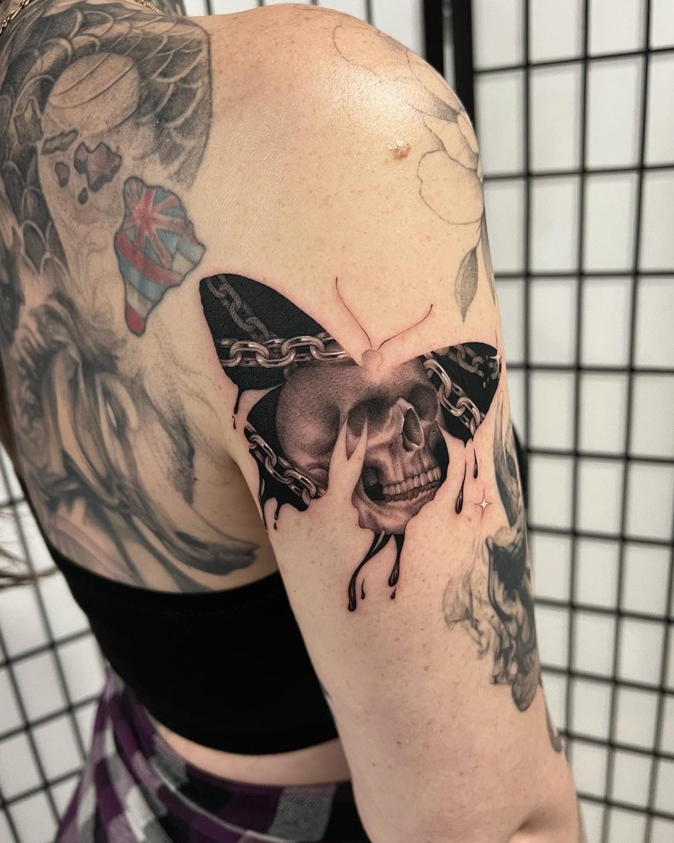 saritaapplebum's tweet photo. my favorite kind of butterfly ⛓ https://t.co/x8Mtf01Jig