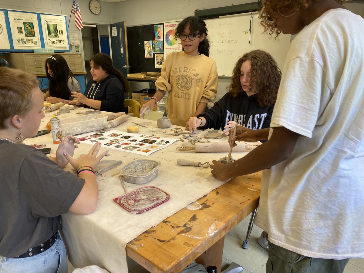 Millbrookmsart's tweet photo. We made some fun spooky things in art club today! It’s not too late to join everyone is welcome, next meeting Oct 19! #mmsart2223 @MMSBlazers https://t.co/eO2tkPV9wi