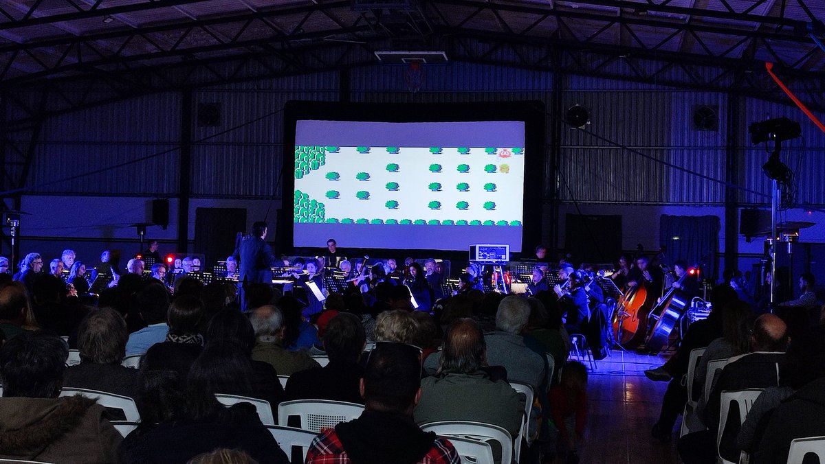 Banda_Sinfonica's tweet photo. Asi se vivió 🎮 GAMER SINFÓNICO 🎮 en el  Gimnasio Sayago , continuando nuestra gira barrial con 🎟️libre y gratuita.
Próximo concierto:
🗓️ Viernes 7 de octubre - 20 horas.
📍 Plaza de Deportes N° 7 - Camino Castro S/N, Esq Av Agraciada - @municipio_a
@IMcultura https://t.co/LiqoGy4a7H