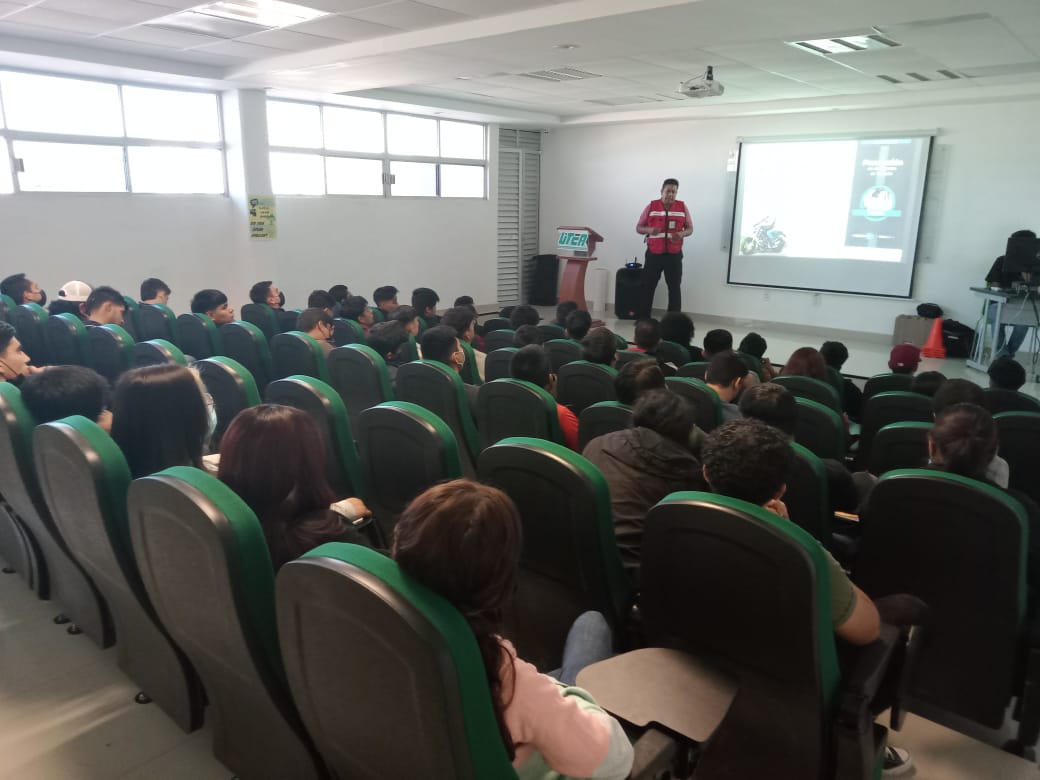 SIDUM_Coahuila's tweet photo. La Subsecretaría de Transporte y Movilidad, impartieron el curso "Seguridad Vial y Prevención de Accidentes". En #Acuña en la Universidad Tecnológica para 58 estudiantes y en #Monclova para 13 operadores de transporte de personal de la empresa #SETSA.
#FuerteCoahuilaEs
#SIDUM https://t.co/hTUUTCwvsJ