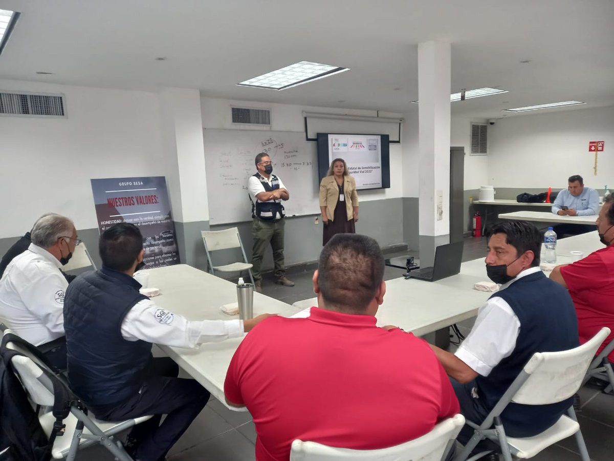 SIDUM_Coahuila's tweet photo. La Subsecretaría de Transporte y Movilidad, impartieron el curso "Seguridad Vial y Prevención de Accidentes". En #Acuña en la Universidad Tecnológica para 58 estudiantes y en #Monclova para 13 operadores de transporte de personal de la empresa #SETSA.
#FuerteCoahuilaEs
#SIDUM https://t.co/hTUUTCwvsJ