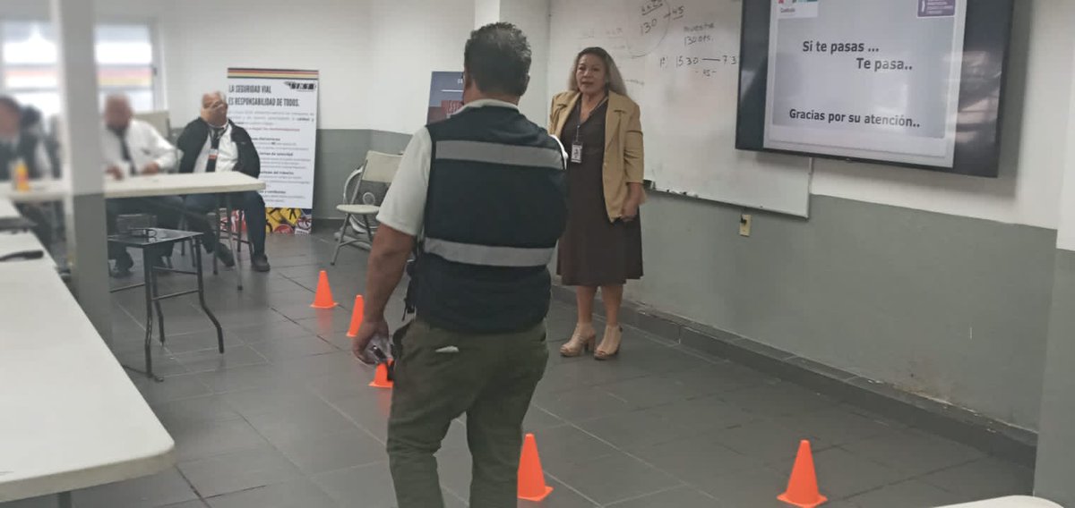 SIDUM_Coahuila's tweet photo. La Subsecretaría de Transporte y Movilidad, impartieron el curso "Seguridad Vial y Prevención de Accidentes". En #Acuña en la Universidad Tecnológica para 58 estudiantes y en #Monclova para 13 operadores de transporte de personal de la empresa #SETSA.
#FuerteCoahuilaEs
#SIDUM https://t.co/hTUUTCwvsJ
