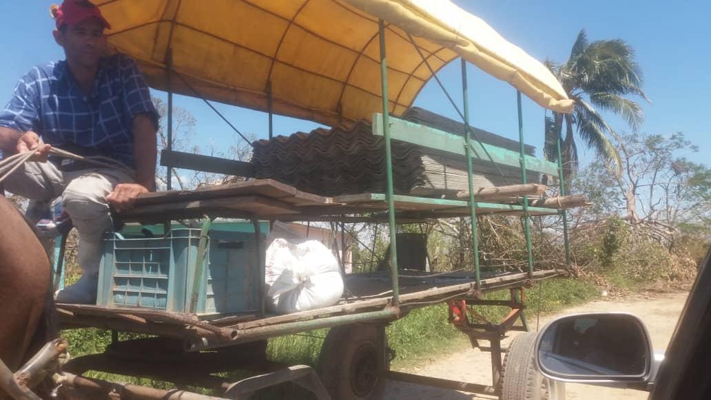 En San Luis las afectaciones son muchas tras el paso de Ian. Aquí también constatamos los daños, dialogamos con la gente y chequeamos la venta de materiales de la construcción para los damnificados. 
#PinardelRío avanza con las manos y el corazón ❤️💪 
#FuerzaPinar