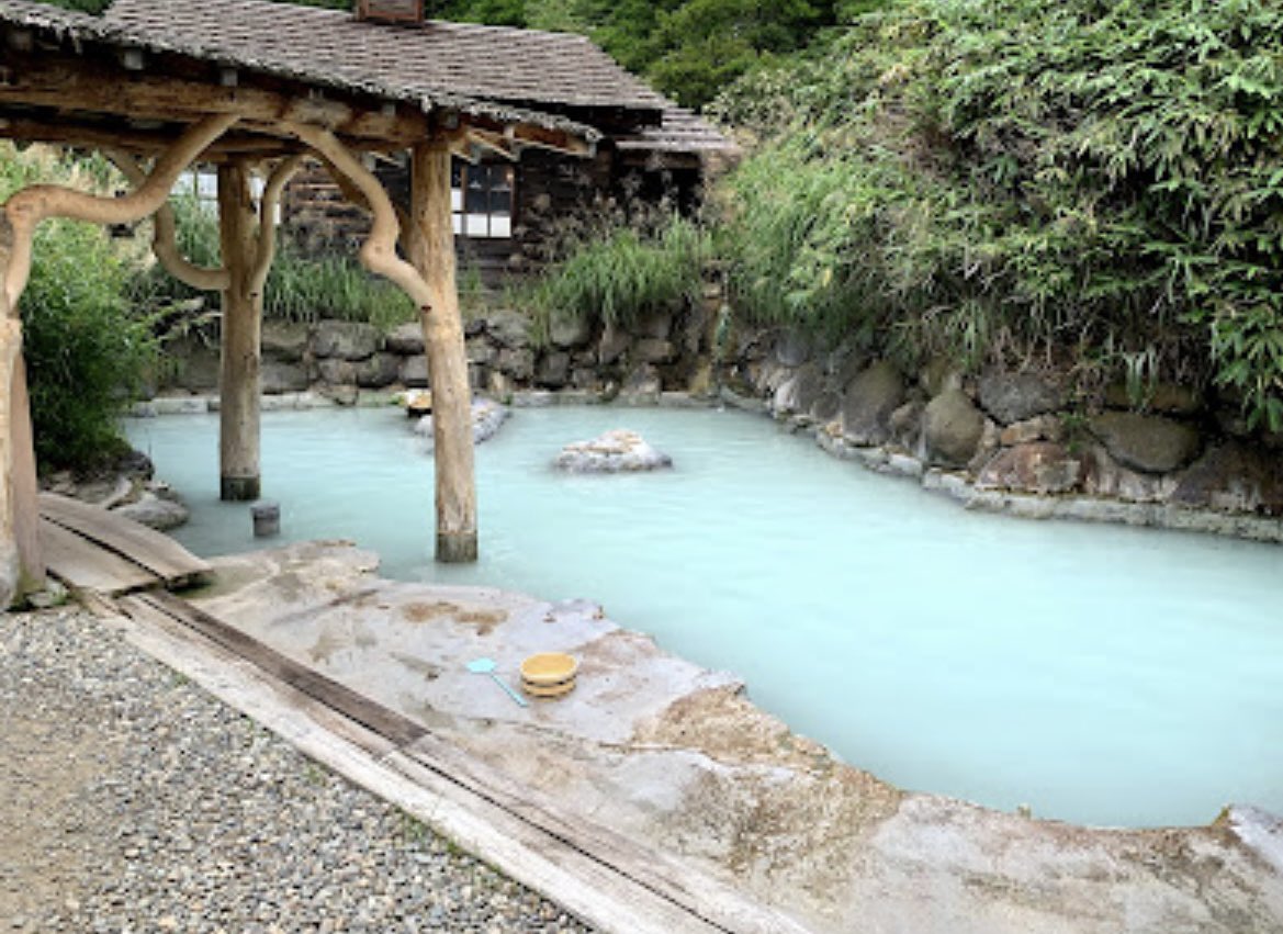 frejimi's tweet photo. 肌寒くなってきて温泉につかりたくなりませんか❓こちらの温泉はどれも地面から湧いてる天然温泉源泉かけ流しでこの色なんですよ…♨️信じられますか✨日本の温泉てすごい👏ご飯も美味しいしお布団も敷いてくれちゃうし天国ですね😌
#温泉 #日本 #hotspring #Switzerland #Zurich #FREJ https://t.co/JZZYfDsTKQ
