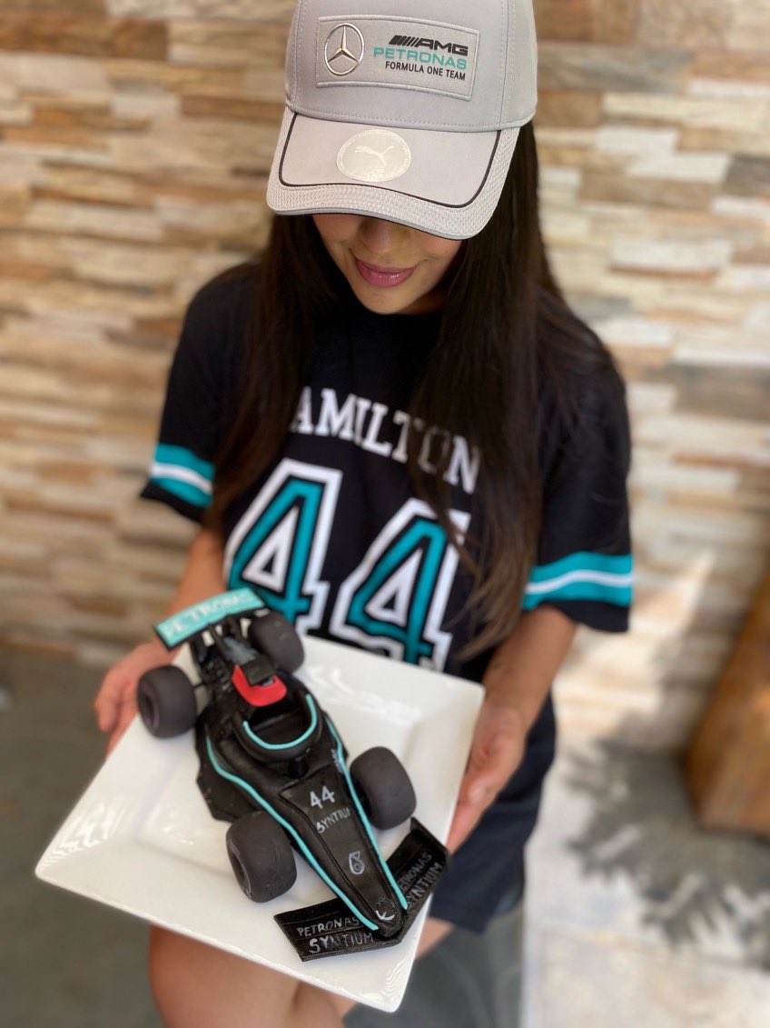 cdp_cl's tweet photo. @LewisHamilton My love for you is this cake😔❤️❤️ https://t.co/AUxC4IeeGD