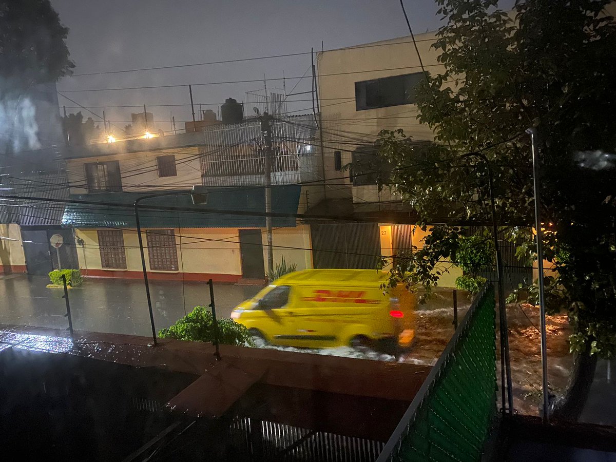 CiudActivos's tweet photo. También nos comparten que en Liorna entre Calz Brujas y Rancho Piomo está inundado en aguas negras, eviten zona ya ha habido accidentes. @SacmexCDMX @tlalpanal @alfagonzalezm @relampagotlalp1 @NoticiasImagen @Foto_Excelsior @Foro_TV @TlalpanVecinos @TlalpanCoyoacan @TlalpanCivico https://t.co/tllkmYG55D