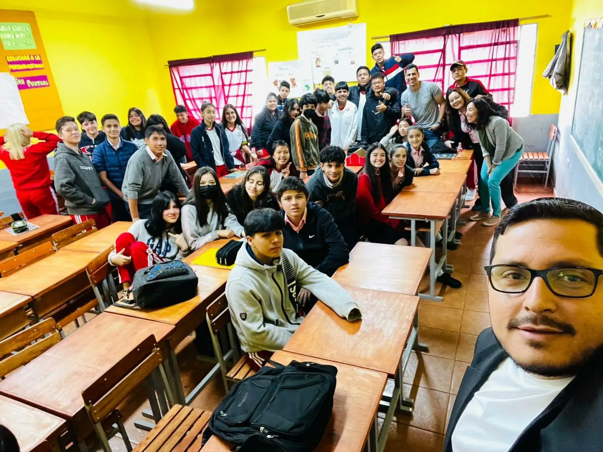 redescoolpy's tweet photo. Iniciamos con todo el mes de octubre con una super charla en el #ColegioParaguayBrasil en el Ciudad de #PresidenteFranco
#redescool
#Charla
#motivacion https://t.co/X0QMzvabrZ
