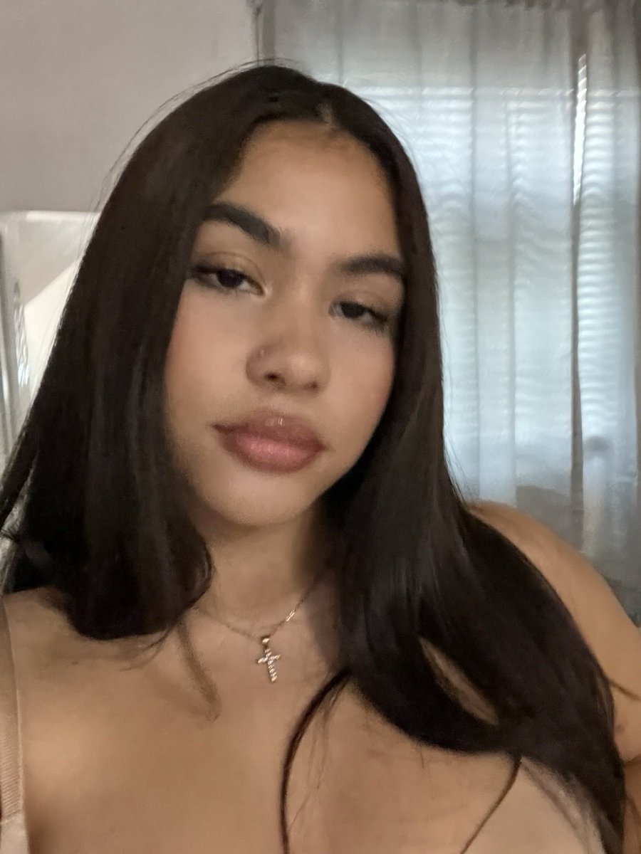 Jaylisxo's tweet photo. i swear these are two different pictures 😅 https://t.co/mCZiEz9LVK