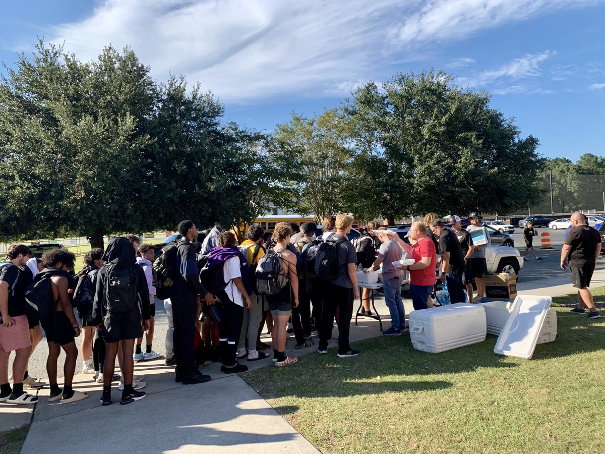 RHHSFootball's tweet photo. Thank you @FBCRichmondHill & @JeremyBrummel for #FuelingTheCats!!
#BTH https://t.co/je1NYNbJLy