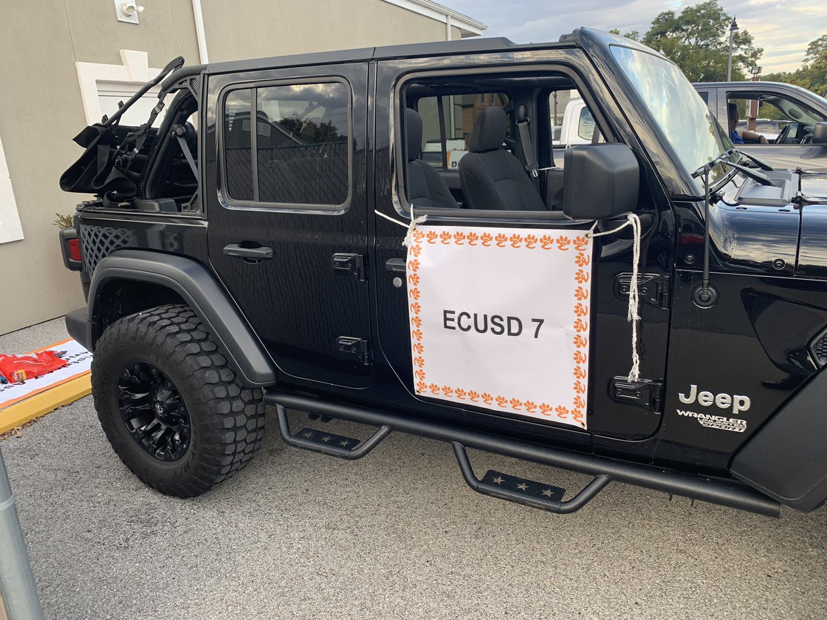 Fabulous turnout for today’s Homecoming Parade-happy to toss LOTS of candy! #d7proud