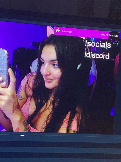 drinking on stream come hangout with me!! <3 Link below :) https://t.co/QGKN6BEmJS