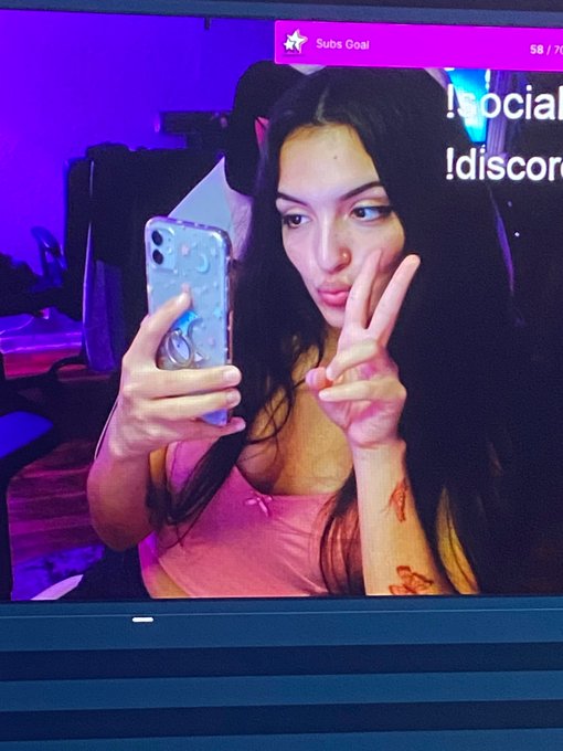 drinking on stream come hangout with me!! <3 Link below :) https://t.co/QGKN6BEmJS