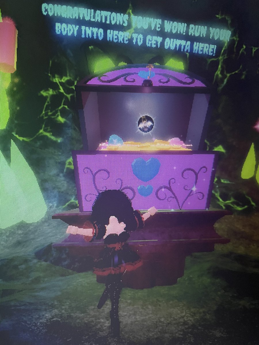 tennleyshea's tweet photo. After a lot of tears of frustration, I made it to the end 😭👍 #royalehighhalloween #royaleween2022 #royaleween22 #royalehighupdate https://t.co/HYU9UWlaHM