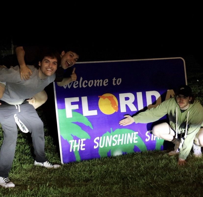 dreamewastaken's tweet photo. Florida man steals florida welcome sign sign, says it's for his boyfriend GeorgeNotFound https://t.co/h6XfPecs9g