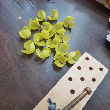 MillinersGuild's tweet image. Swipe for a peek into the creation process of the piece by Lifted and then read about both at our exhibit 👉🏽 bit.ly/3r58U27
#millinery #hats #millinerymaker #headwear #boaterhat #slowfashion #sustainablefashion #boater