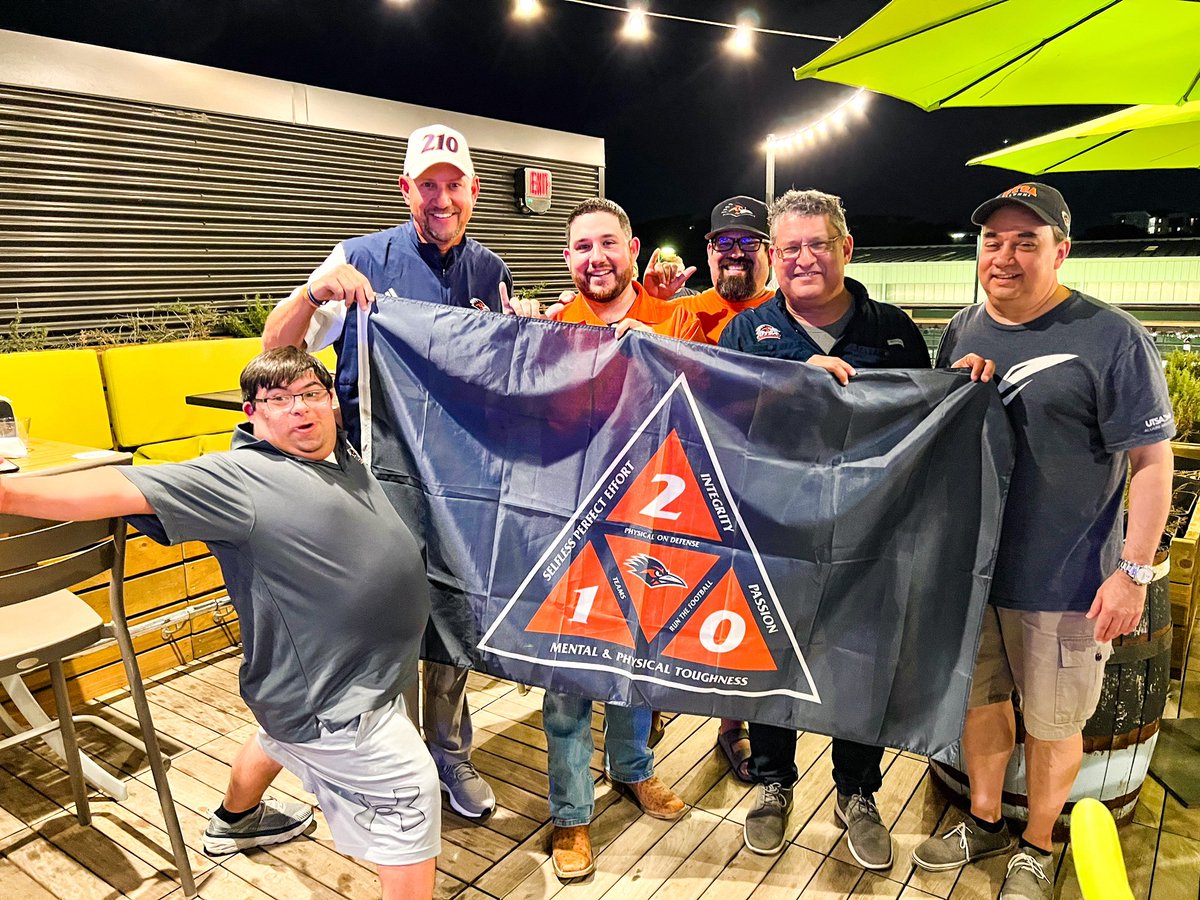 rowdyrealtor210's tweet photo. The Triangle has arrived!  @CoachTraylor @ScubaSurge @Valadez @LosRowdyPrimos @Dosmeeps @GrellRealtyGrp #UTSA @UTSA @UTSAAlumni https://t.co/kmw8qsuKOv