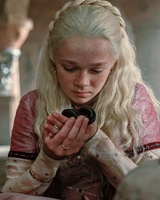 LadyMyseeri's tweet photo. De tempos e tempos em westeros nasce uma menina pura, inocente, graciosa e amada que acaba sofrendo as consequências de sua própria família 💔 https://t.co/rCKB4VR9ik