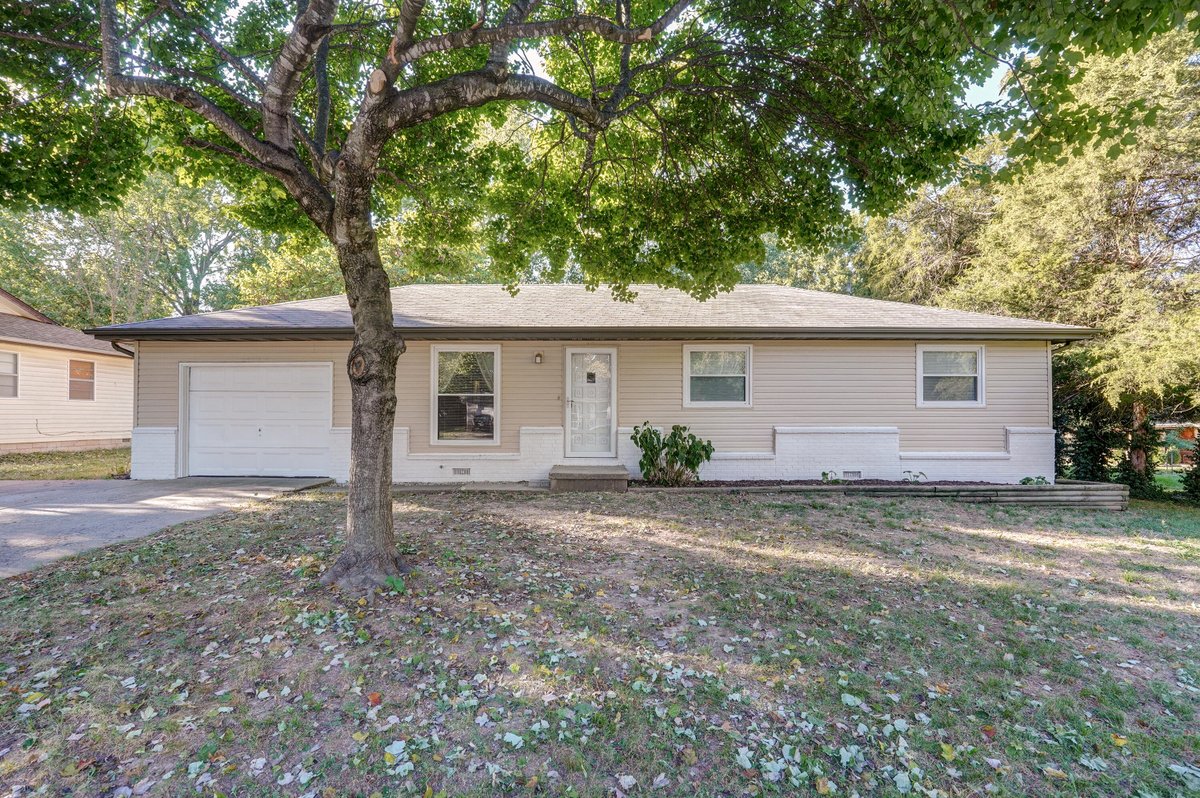 Kelly Wilson would love to show you the #listing at 602 Aspen Drive #Nixa #MO #realestate https://t.co/rJpZXcYGT9 https://t.co/X8UDMhUmE5