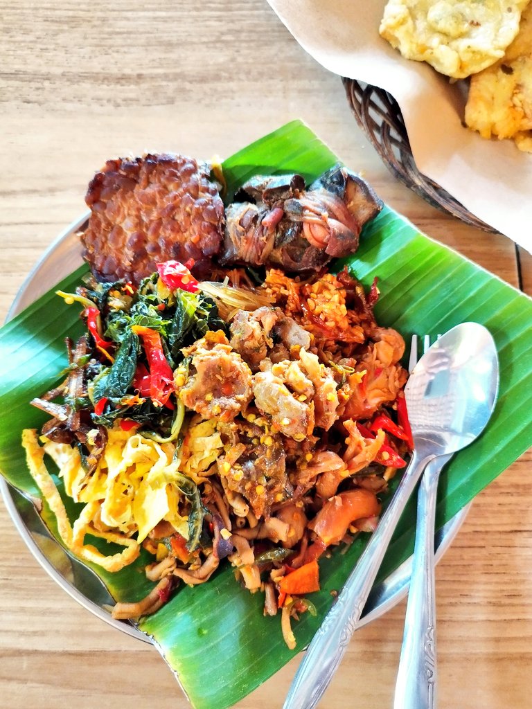 arieparikesit's tweet photo. Nasi langgi ala Jogja ini mmg beda dgn nasi langgi ala Jateng utara yg srg saya makan, namun ternyata cocok dg selera, dulu berjualan di emperan skr sdh punya gerai besar, lawuhnya pedas mantab mulai dari 8K, saya pesan komplit plus bacem n ati pelo,25Kan
#KelanaRasaJavaOverland https://t.co/bAPWIwSw0o