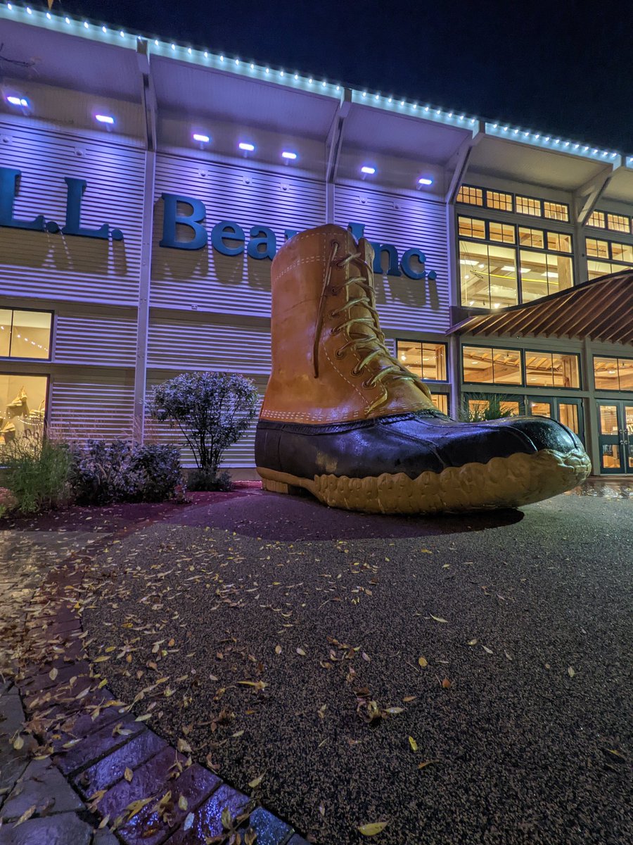 DML_95's tweet photo. Road tripping with my best friend, her husband and their cat from Virginia to Nova Scotia means one over night somewhere along the way. 

Of course we stopped off at Freeport, Maine to see the big boot and late night shopping. https://t.co/C9bcv8Bt0n